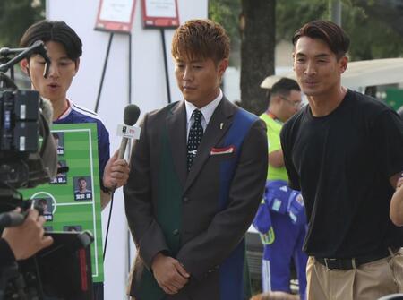 チュニジア戦を前に、スタジアム前で生中継を行った（右から）槙野智章氏、柿谷曜一朗氏＝モンテレイ（６月２０日）