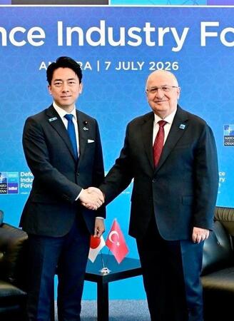 握手を交わす小泉防衛相（左）とトルコのギュレル国防相＝７日、アンカラ（防衛省提供、共同）
