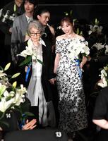 倍賞千恵子（左）をエスコートする福原遥（撮影・佐藤厚）