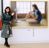 次女をモデルに手がけた作品「夏休み」を披露する緒方かな子＝２０１７年