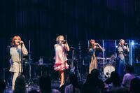 ステージ上で熱唱を見せた（左から）Ｅｒｉｅさん、Ｄｒｅａｍ　Ａｍｉ、Ａｙａさん、Ｄｒｅａｍ　Ｓｈｉｚｕｋａ