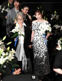倍賞千恵子（左）をエスコートする福原遥（撮影・佐藤厚）