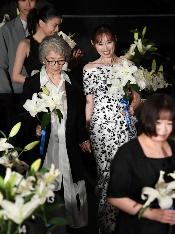 倍賞千恵子（左）をエスコートする福原遥（撮影・佐藤厚）
