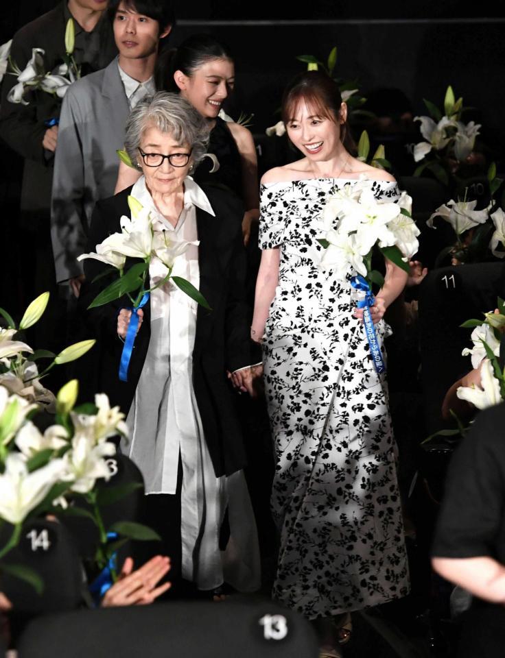 倍賞千恵子（左）をエスコートする福原遥（撮影・佐藤厚）