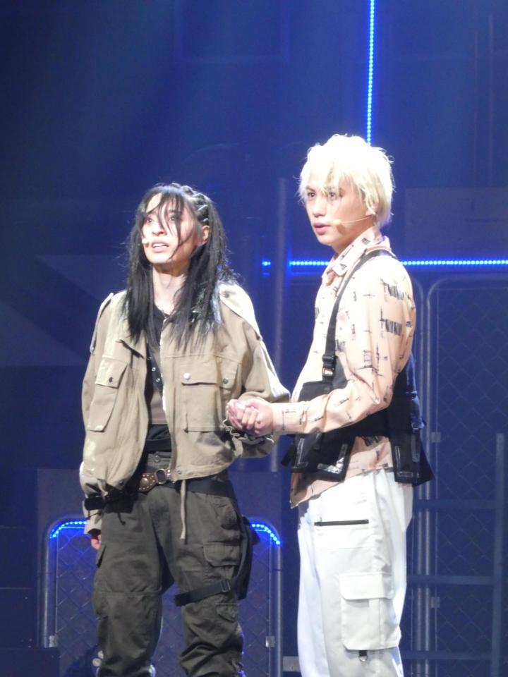 熱演する（左から）朝木茉永、横原悠毅