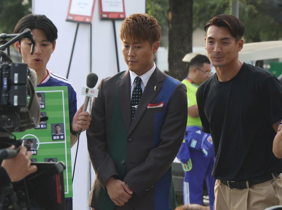 チュニジア戦を前に、スタジアム前で生中継を行った（右から）槙野智章氏、柿谷曜一朗氏＝モンテレイ（６月２０日）
