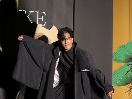 ボードを突き破り登場した尾上右近