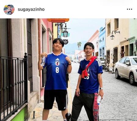 相方・栗谷（左）とＷ杯を現地観戦したカカロニすがや。公式インスタグラム＠ｓｕｇａｙａｚｉｎｈｏより