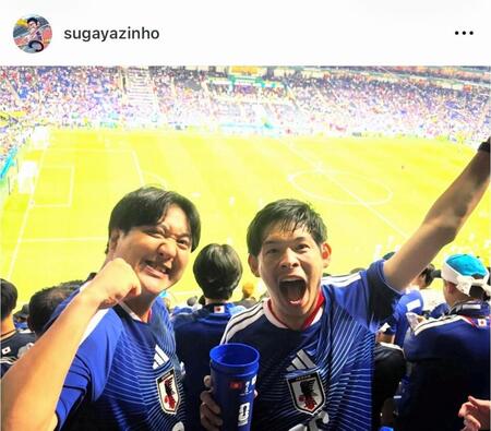 相方・栗谷（左）とＷ杯を現地観戦したカカロニすがや。公式インスタグラム＠ｓｕｇａｙａｚｉｎｈｏより
