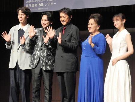 イベントに出席した（左から）東島京、中川晃教、市村正親、渡辺えり、影山優佳