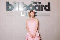 ビルボードライブのロゴ前で笑顔を見せたＤｒｅａｍ　Ａｍｉ