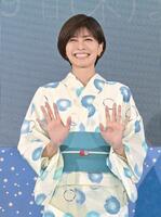 浴衣姿で手を振る内田有紀（撮影・持木克友）
