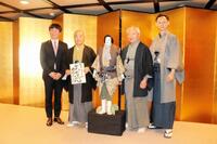 新作文楽「まちの灯」の取材会に、与次郎の人形（中央）とともに登場した（左から）大野裕之氏、豊竹若太夫、桐竹勘十郎、鶴澤友之助