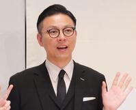 囲み取材に応じたガクテンソク・奥田修二