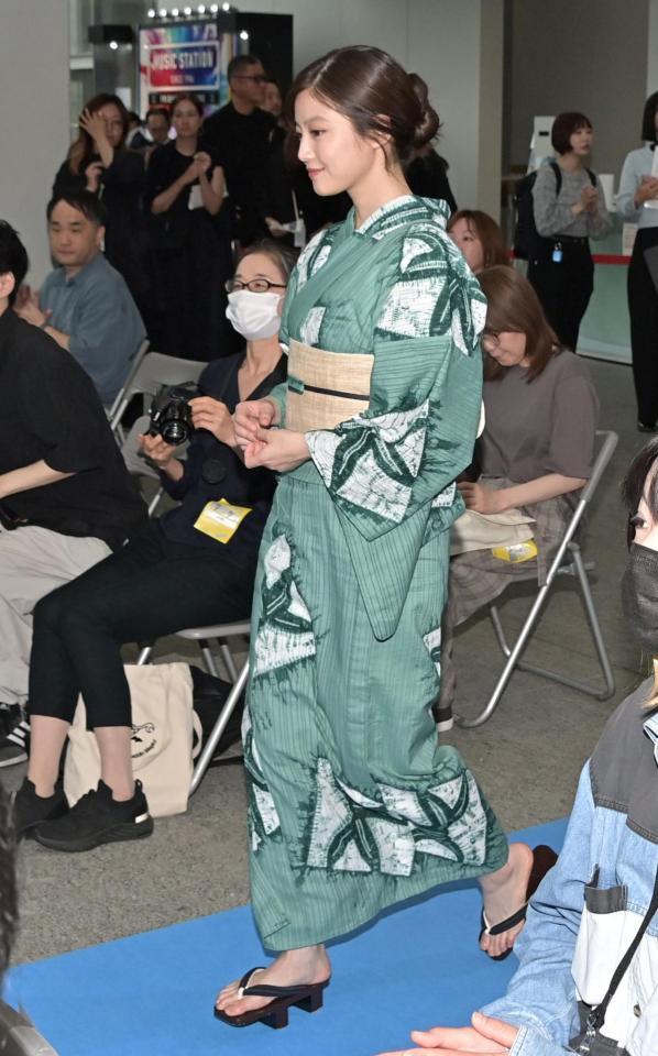 浴衣で登壇する今田美桜（撮影・持木克友）