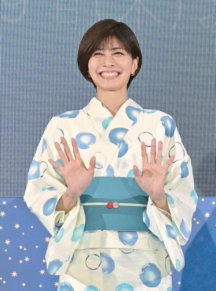 浴衣姿で手を振る内田有紀（撮影・持木克友）