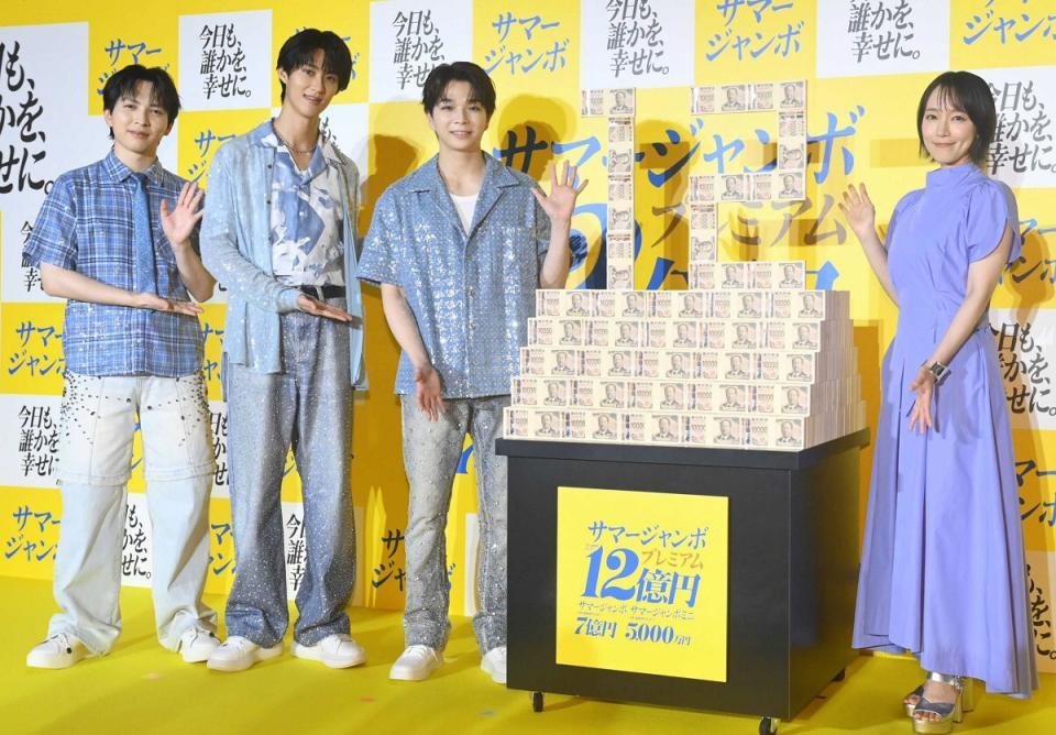 １２億モニュメントを囲んでポーズをとるＭ！ＬＫの（左から）吉田仁人、曽野舜太、塩﨑太智、吉岡里帆（６月３０日）