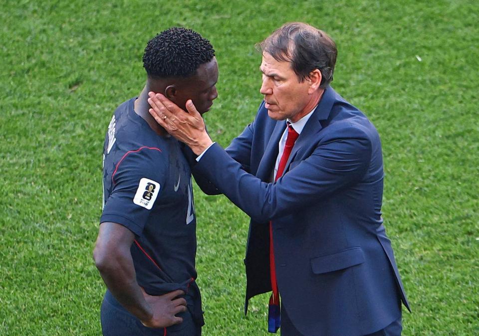 試合後、言葉を交わすベルギーのガルシア監督（右）と米国のバログン＝シアトル（ロイター＝共同）