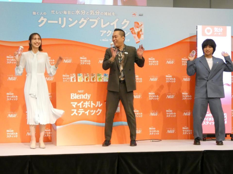 ダンスを披露する井桁弘恵（左）と、苦戦しながら踊るエバースの町田和樹（中央）、佐々木隆史（右）＝都内