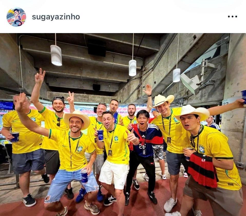Ｗ杯を現地観戦したカカロニすがや。公式インスタグラム＠ｓｕｇａｙａｚｉｎｈｏより