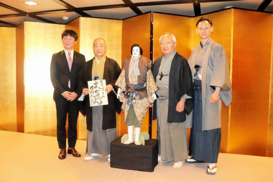 新作文楽「まちの灯」の取材会に、与次郎の人形（中央）とともに登場した（左から）大野裕之氏、豊竹若太夫、桐竹勘十郎、鶴澤友之助