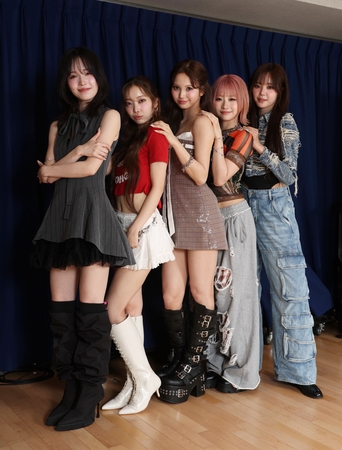 新曲をリリースしたＭＹＥＲＡの（左から）Ａｇｕｒｉ、Ｋｏｔｏ、Ｈｉｍｅｎａ、Ｙｕｉ、Ｒｉｒｉａ（撮影・佐々木彰尚）