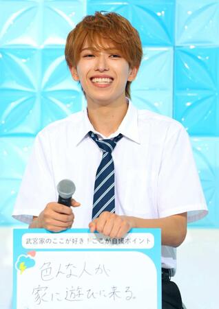 笑顔を見せるＡＣＥｅｓ・深田竜生＝テレビ朝日