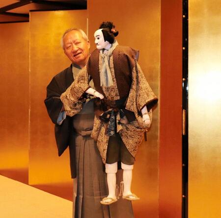 新作文楽「まちの灯」の取材会で、与次郎の人形を操る桐竹勘十郎