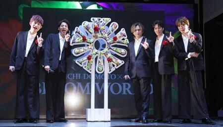 モニュメントが完成し笑顔の（左から）松崎祐介、福田悠太、堂本光一、辰巳雄大、越岡裕貴（撮影・金田祐二）