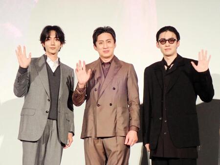 「鬼平犯科帳　本所の銕／密告」の舞台あいさつを行った（左から）駒木根葵汰、松本幸四郎、市川染五郎