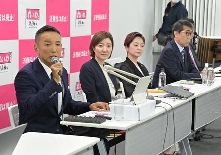 れいわ新撰組の代表を辞任した山本太郎氏（左）＝撮影・持木克友