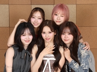 新曲をリリースしたＭＹＥＲＡの（前列左から）Ａｇｕｒｉ、Ｈｉｍｅｎａ、Ｒｉｒｉａ、（後列同）Ｋｏｔｏ、Ｙｕｉ（撮影・佐々木彰尚）