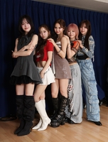 新曲をリリースしたＭＹＥＲＡの（左から）Ａｇｕｒｉ、Ｋｏｔｏ、Ｈｉｍｅｎａ、Ｙｕｉ、Ｒｉｒｉａ（撮影・佐々木彰尚）