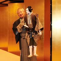 新作文楽「まちの灯」の取材会で、与次郎の人形を操る桐竹勘十郎