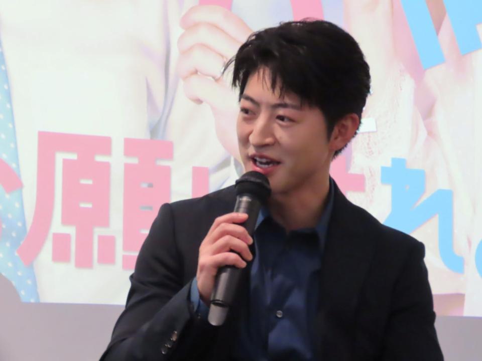 ドラマ「夫に不倫をお願いされました」の会見に出席した佐野玲於