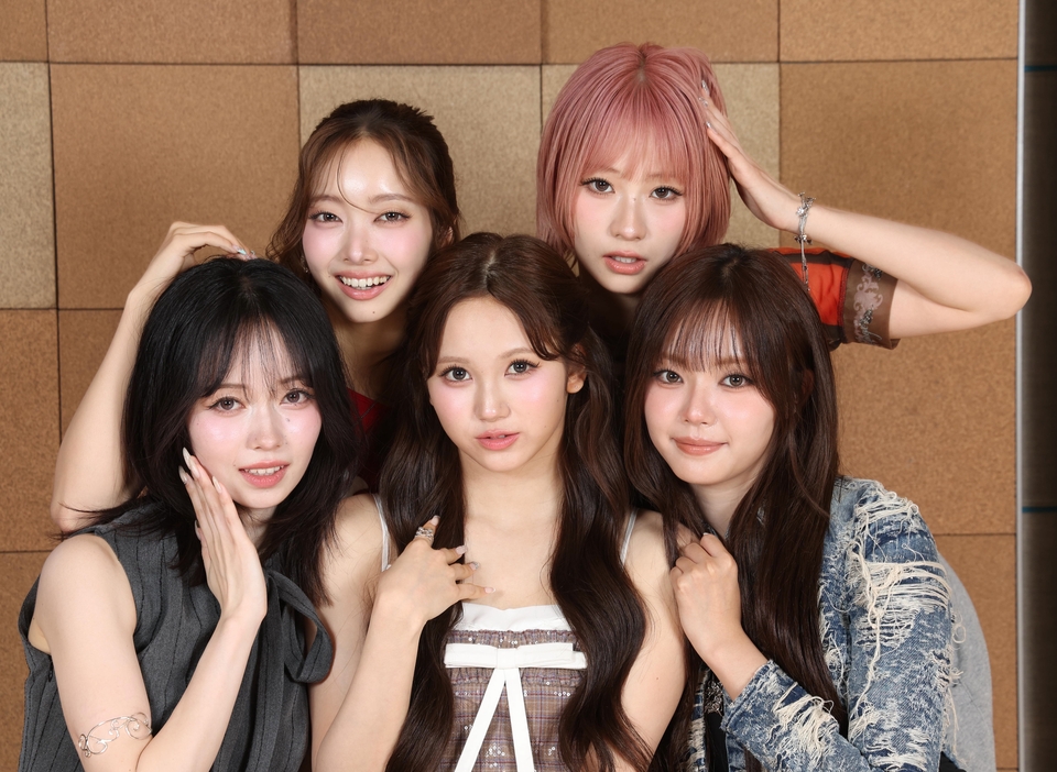新曲をリリースしたＭＹＥＲＡの（前列左から）Ａｇｕｒｉ、Ｈｉｍｅｎａ、Ｒｉｒｉａ、（後列同）Ｋｏｔｏ、Ｙｕｉ（撮影・佐々木彰尚）