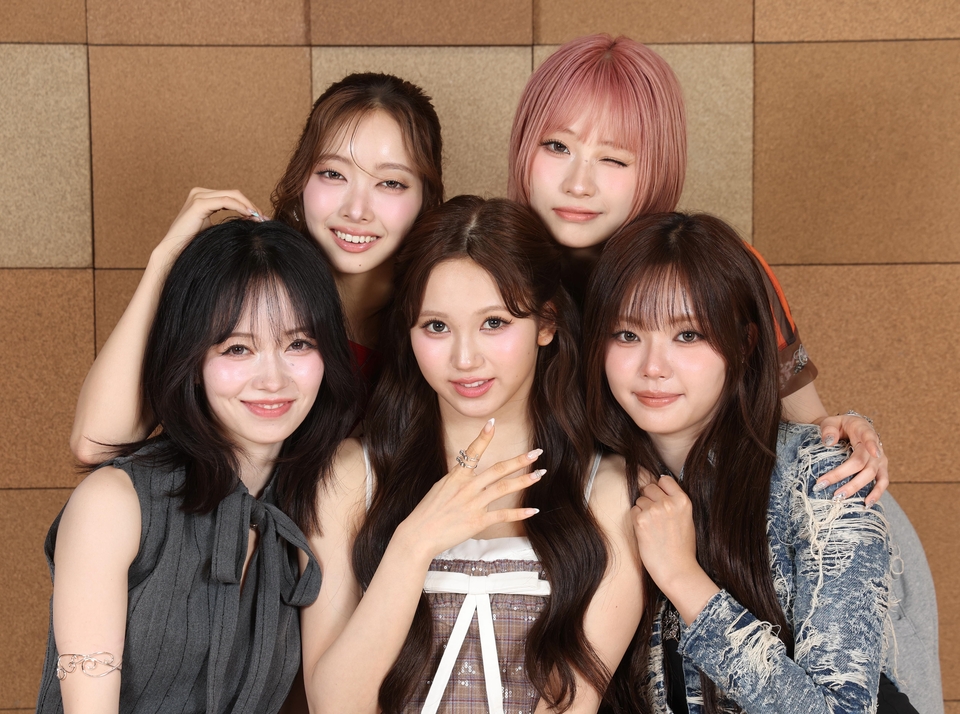 新曲をリリースしたＭＹＥＲＡの（前列左から）Ａｇｕｒｉ、Ｈｉｍｅｎａ、Ｒｉｒｉａ、（後列同）Ｋｏｔｏ、Ｙｕｉ（撮影・佐々木彰尚）