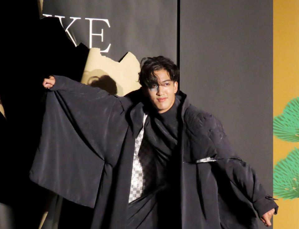 ボードを突き破り登場した尾上右近　