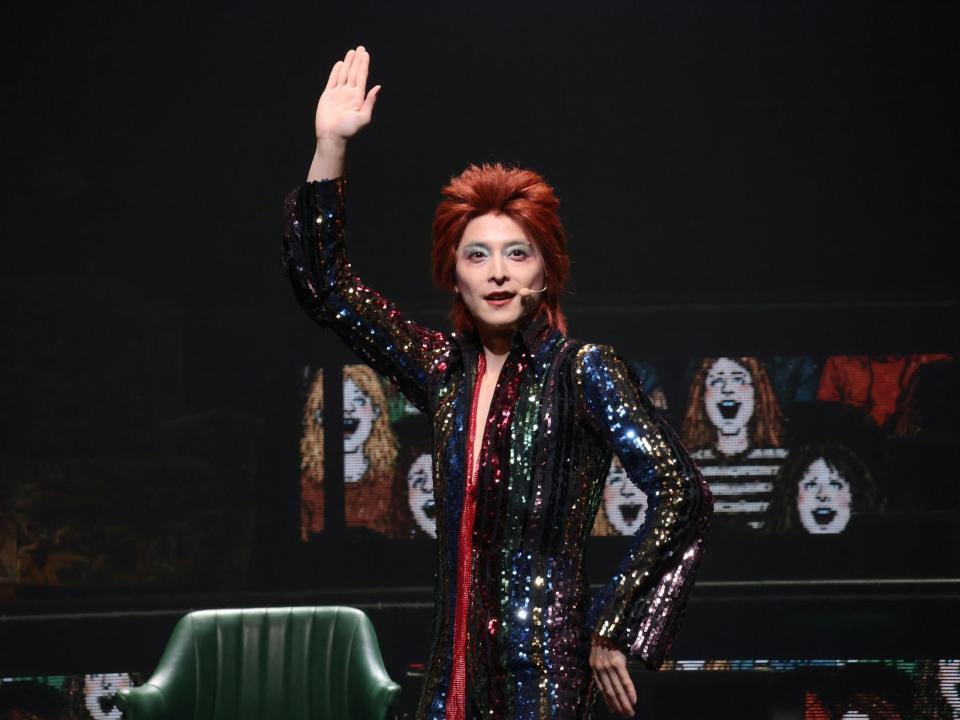 派手なメークと衣装で伝説のロックスター・ブルードット役を演じる小池徹平