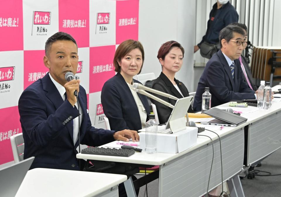 れいわ新撰組の代表を辞任した山本太郎氏（左）＝撮影・持木克友