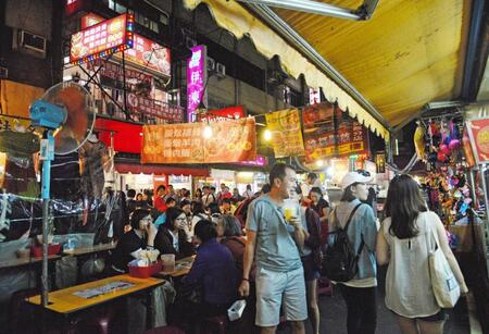 　台北市民の胃袋を満たす饒河街観光夜市