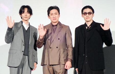 舞台あいさつを行った（左から）駒木根葵汰、松本幸四郎、市川染五郎