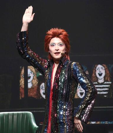 派手なメークと衣装で伝説のロックスター・ブルードット役を演じる小池徹平