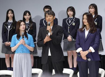 会見で話す反町隆史（中央）＝撮影・西岡正