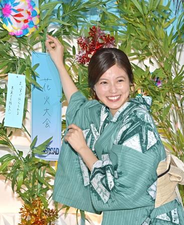 願い事を書いた短冊を笹にかける今田美桜（撮影・持木克友）
