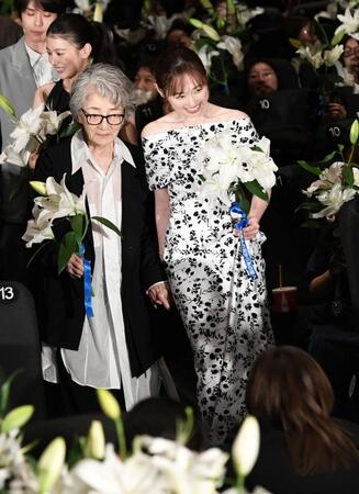 倍賞千恵子（左）をエスコートする福原遥＝東京・丸の内ピカデリー１（撮影・佐藤厚）