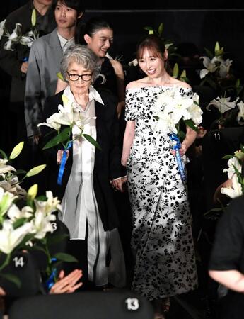 倍賞千恵子（左）をエスコートする福原遥（撮影・佐藤厚）