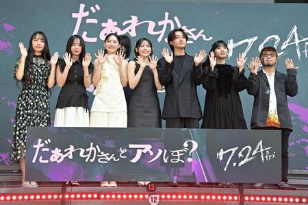階段セレモニーに登場した（左から）室はんな、小國舞羽、星乃あんな、鎮西寿々歌、大西利空、向井怜衣、清水崇監督（撮影・持木克友）
