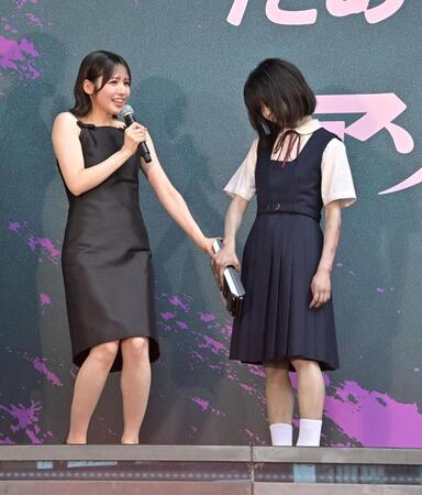 だぁれかさんにレコーダーを返すＦＲＵＩＴＳＺＩＰＰＥＲ・鎮西寿々歌（左）＝渋谷ストリーム前稲荷橋広場（撮影・持木克友）