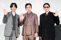 舞台あいさつを行った（左から）駒木根葵汰、松本幸四郎、市川染五郎